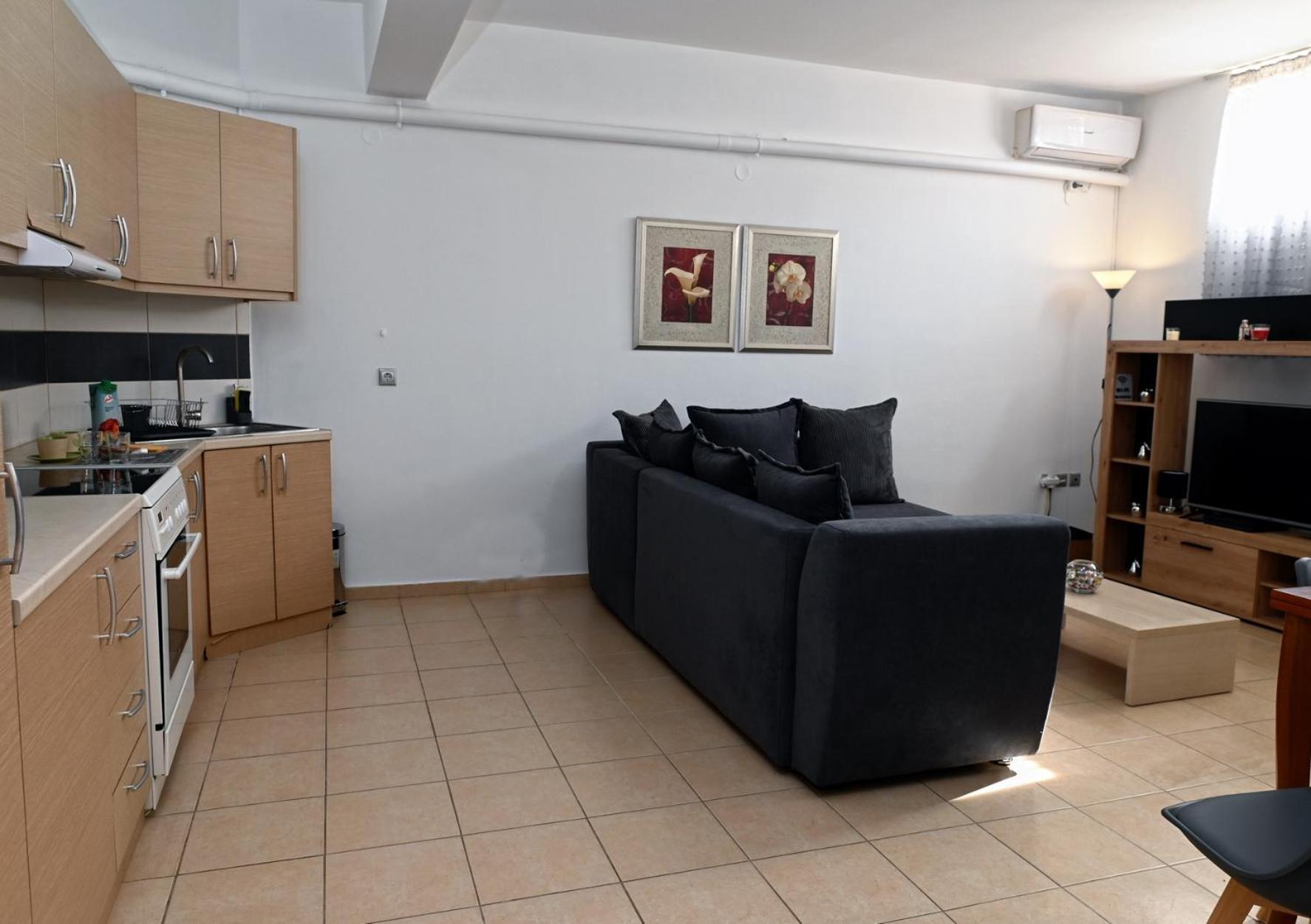 Oasis Lower Ground Floor Apartment 阿尔戈斯 外观 照片